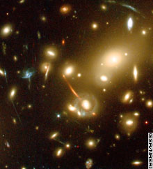 Galaktikaparv A2218 koos läätse-effektist moonutatud kaarekujuliste tagafooni galaktikatega