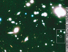 Galaktikaparv A1835 koos läätse-effektist moonutatud kaarekujuliste tagafooni galaktikatega
